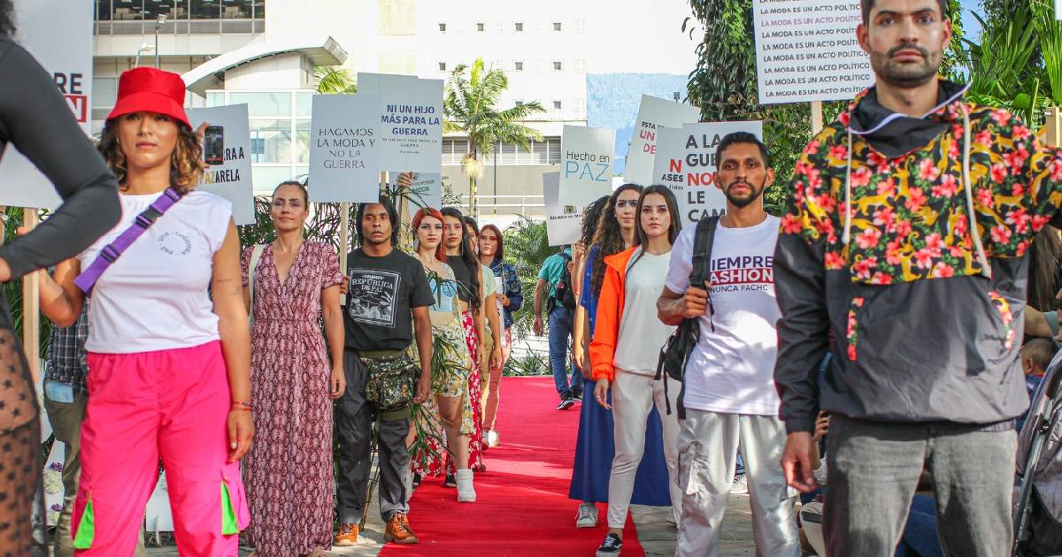 Exguerrilleros de las Farc presentan proyectos de moda en un encuentro de confecciones