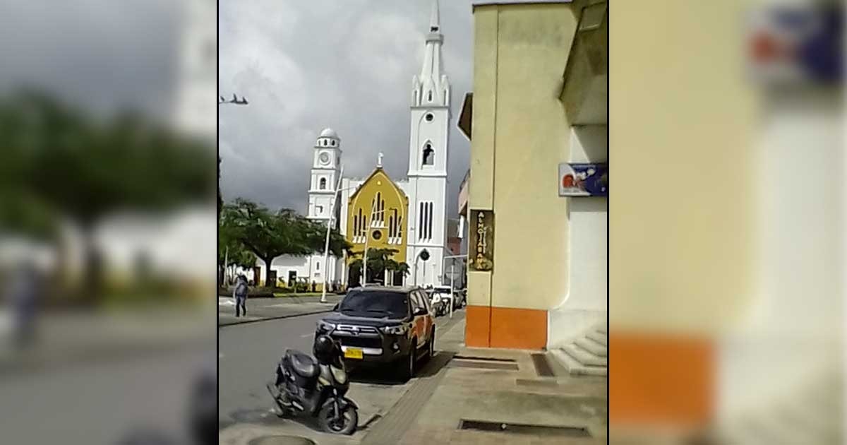 Iglesia amarillo caterpillar