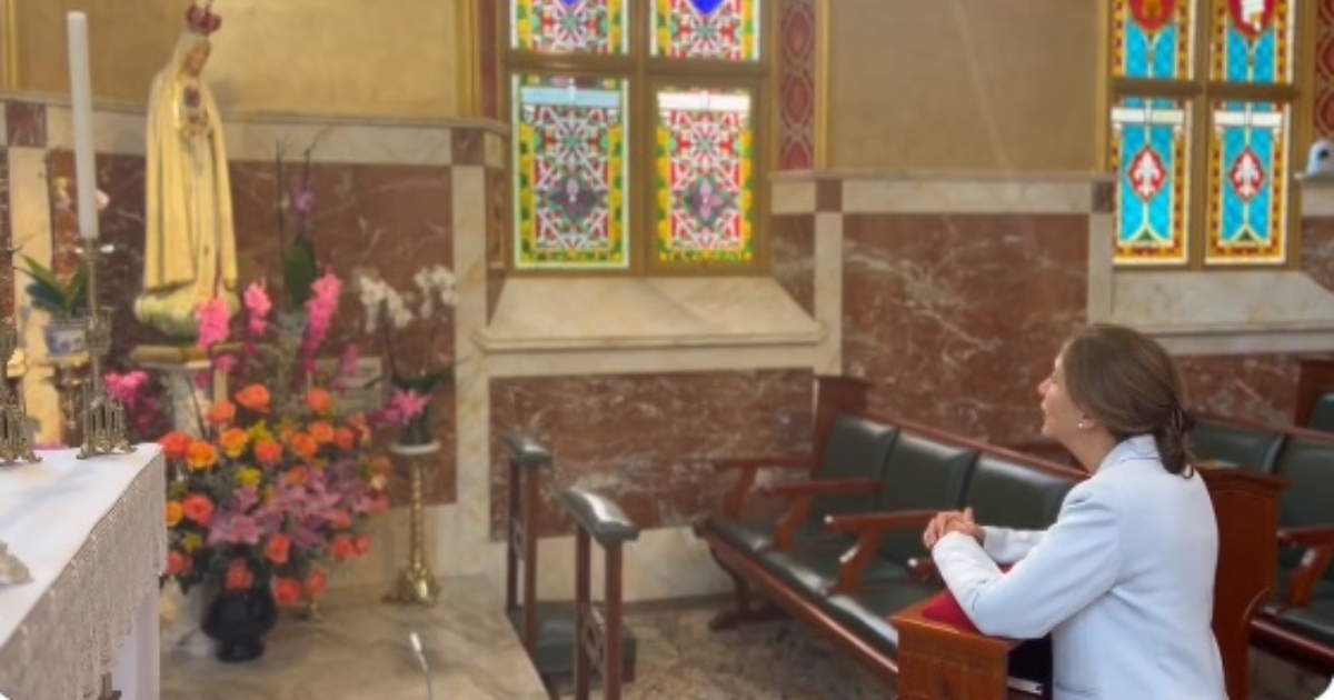 De rodillas Ingrid Betancourt pide perdón a la Virgen por la ofensa de Rodolfo Hernández
