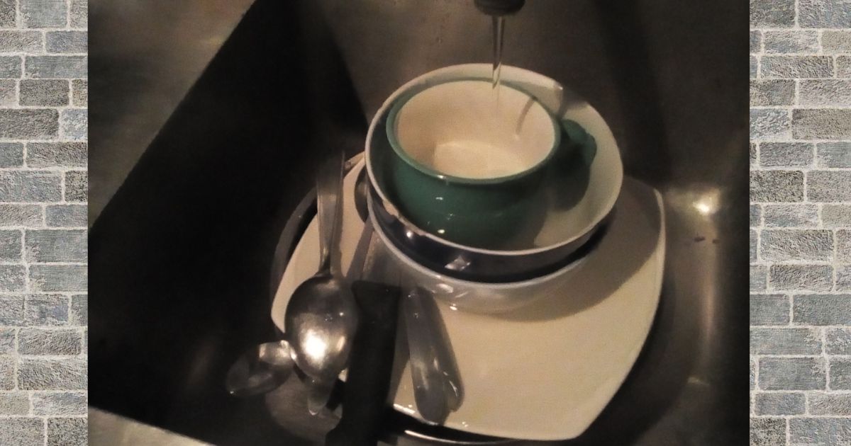 Cómo ahorrar mucha agua al lavar la vajilla a mano