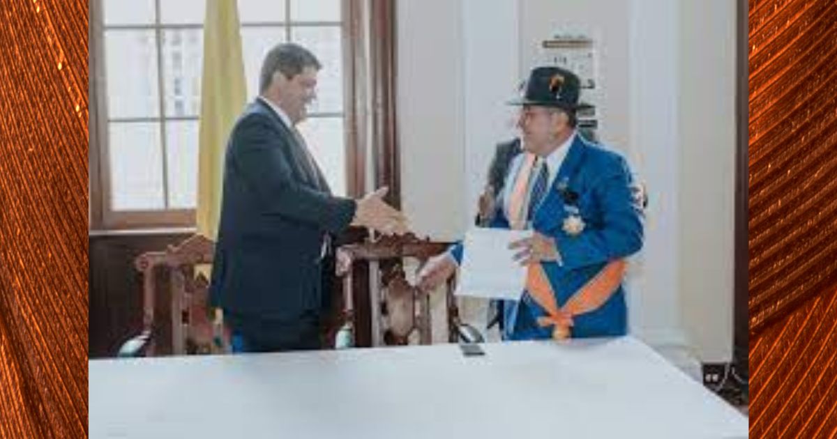 Empresario ferretero recibe condecoración del Senado en el Grado de Gran Cruz
