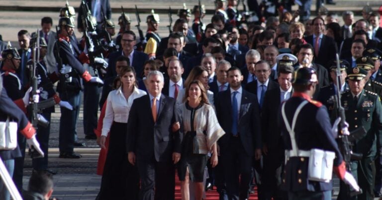  - En silencio y cabizbajo: la última alfombra roja de Iván Duque como presidente