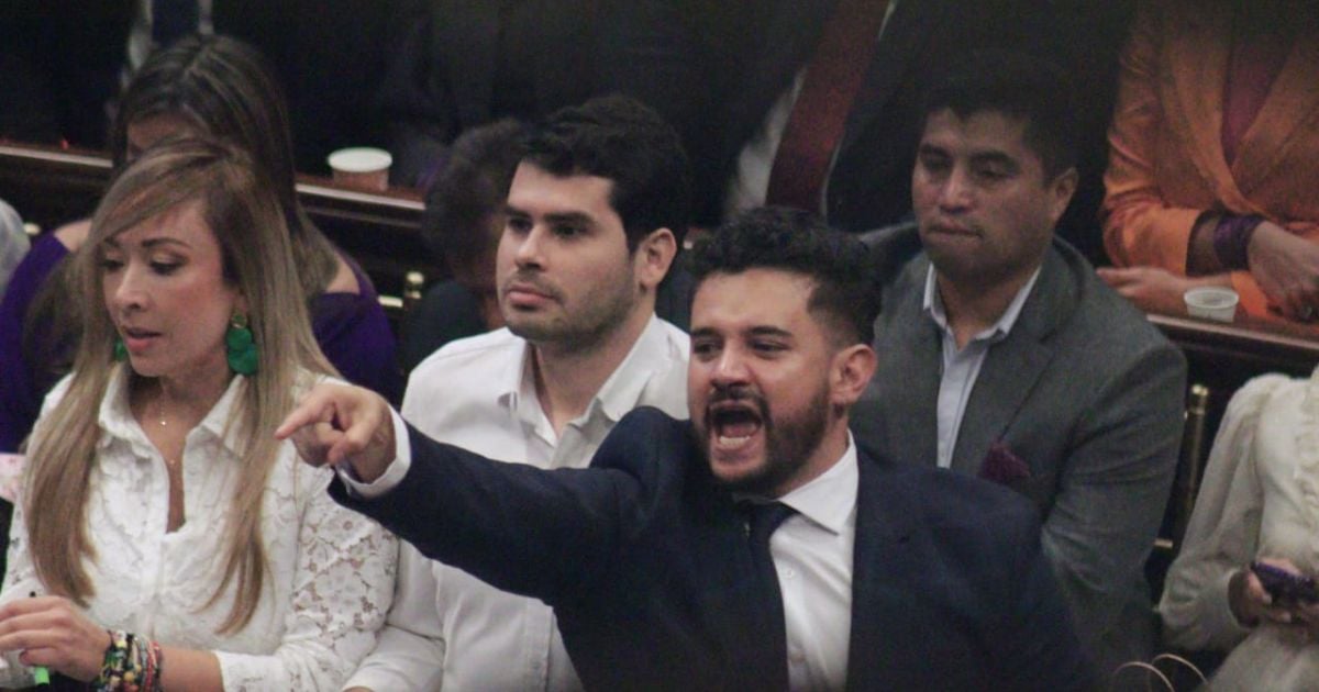 “Asesino, metiroso” gritos de odio al presidente Duque en el congreso