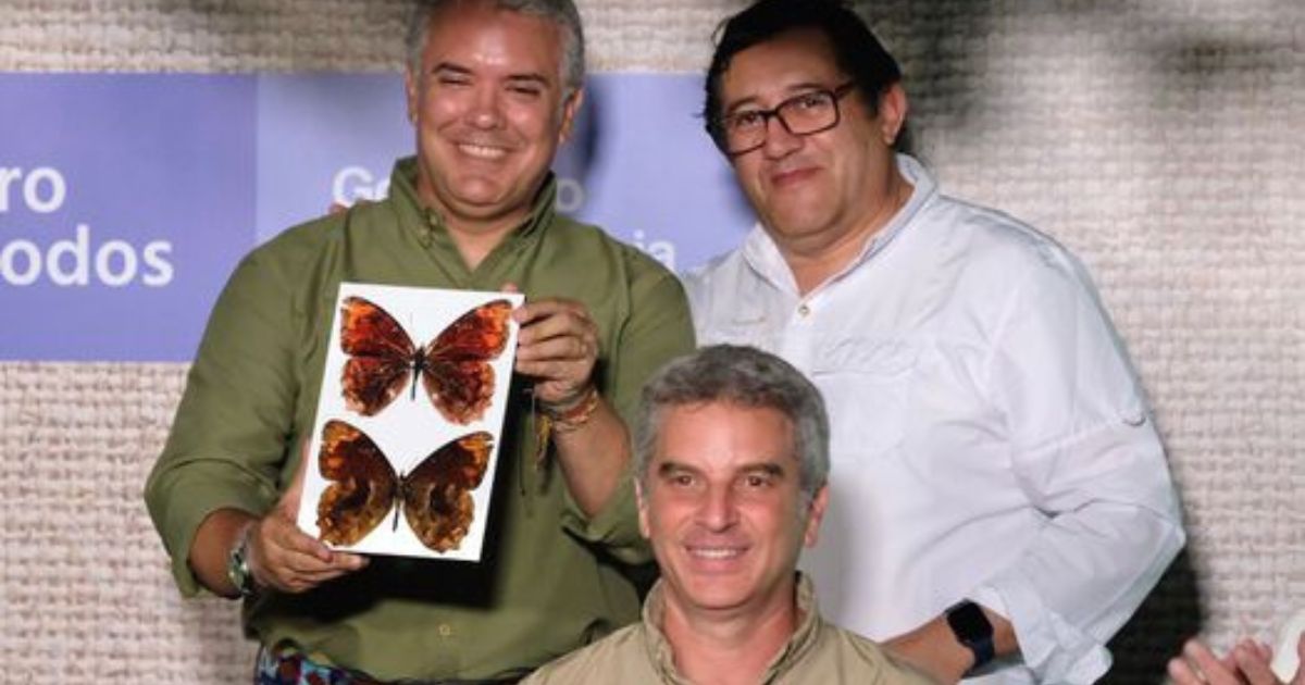 “No al maltrato animal” las burlas al presidente Duque por la mariposa que lleva su apellido