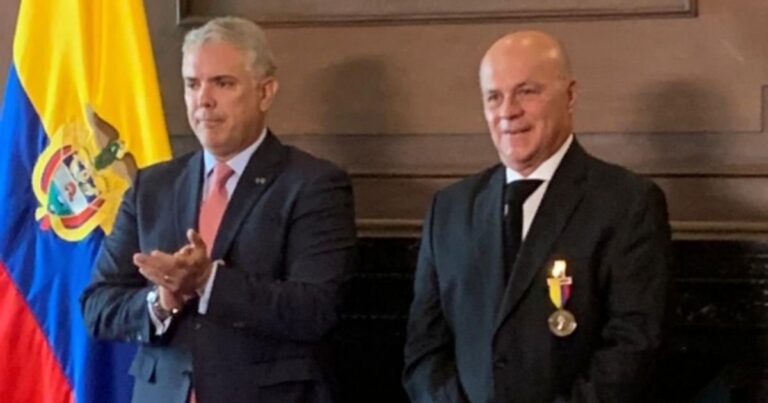  - La lambonería de Iván Duque con su defensor de oficio Carlos Antonio Vélez: Lo condecoró