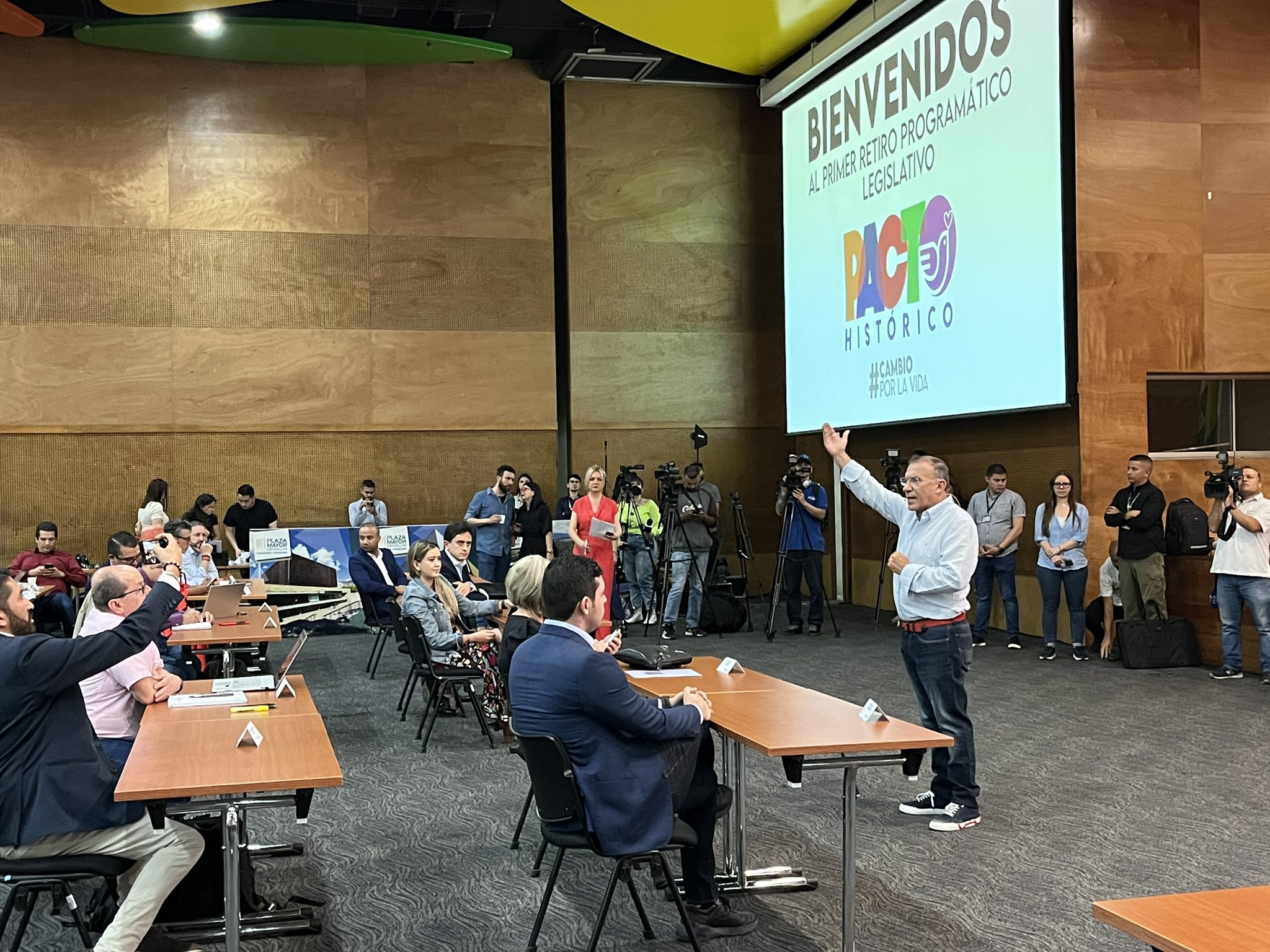  - Daniel Quintero regresó con tarea después del viaje flash a Europa