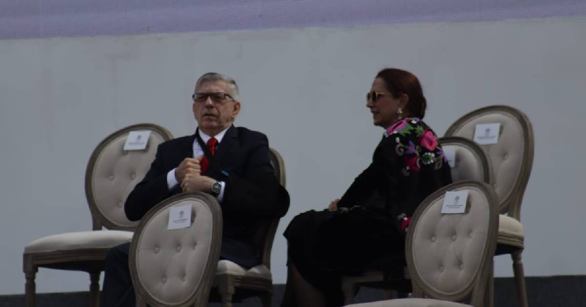 Chiflado César Gaviria a su llegada a la Plaza de Bolívar