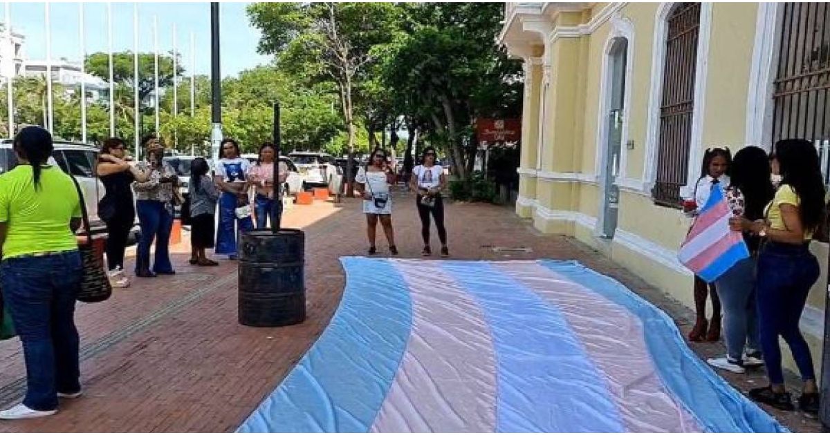 Trabajadoras sexuales trans hacen plantón frente a la Alcaldía de Santa Marta