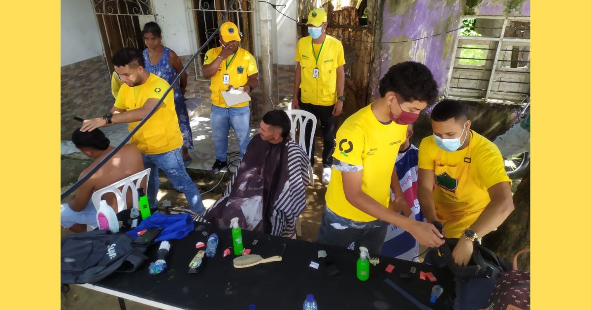 Jóvenes de Barranquilla dejan las armas y empuñan máquinas de afeitar