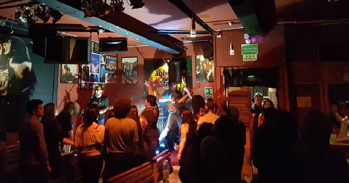 Los verdaderos secretos de Abbot y Costello: el bar que lleva 40 años sonando rock en Bogotá
