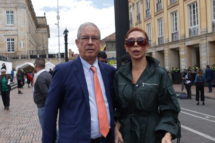 María soledad Morales en un vestido de María Elena Villamil junto a Eugenio Silva.