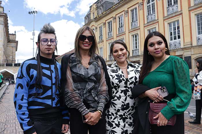 Tatiana Piñeros alcaldesa de Ciudad Bolívar vestida de Rafael Páez junto a Ángela Quiroga la alcaldesa de La Candelaria y Ángela María Moreno alcaldesa de Engativá. Por su parte, también las acompañó Diego Martínez con suéter de Antifashion Col.