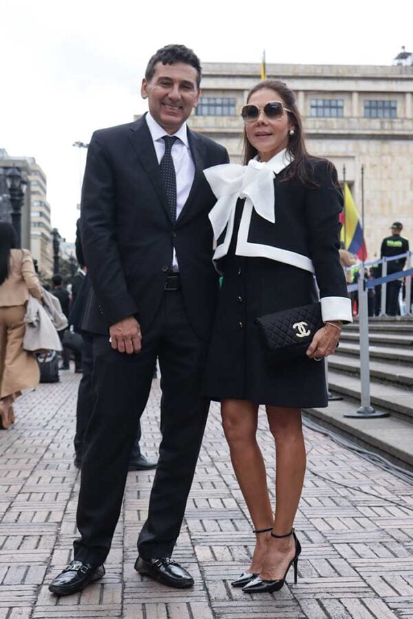 Carmen Vergara con bolso Chanel y vestido con lazo en velo de Ángel Yáñez junto a su pareja Cristian Peláez.