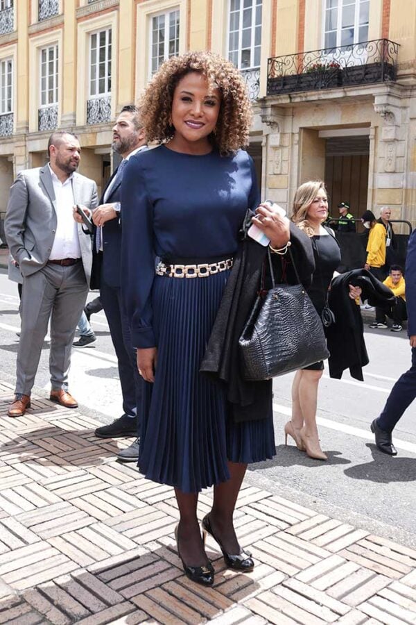 La periodista Mabel Lara en falda y blusa en azul marino de Pepa Pombo.