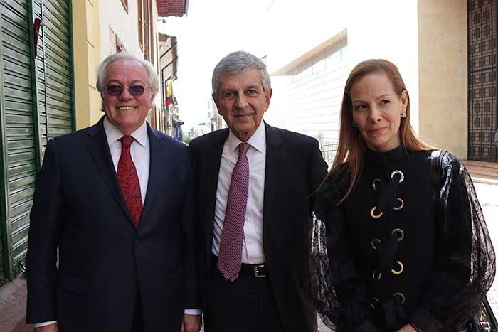 Julián Domínguez de Confecámaras y Juan Martín Caicedo Ferrer presidente de la Cámara Colombiana de Infraestructura en traje sastre. Claudia Calero presidente de Asocañas con blusón en mangas en velo.