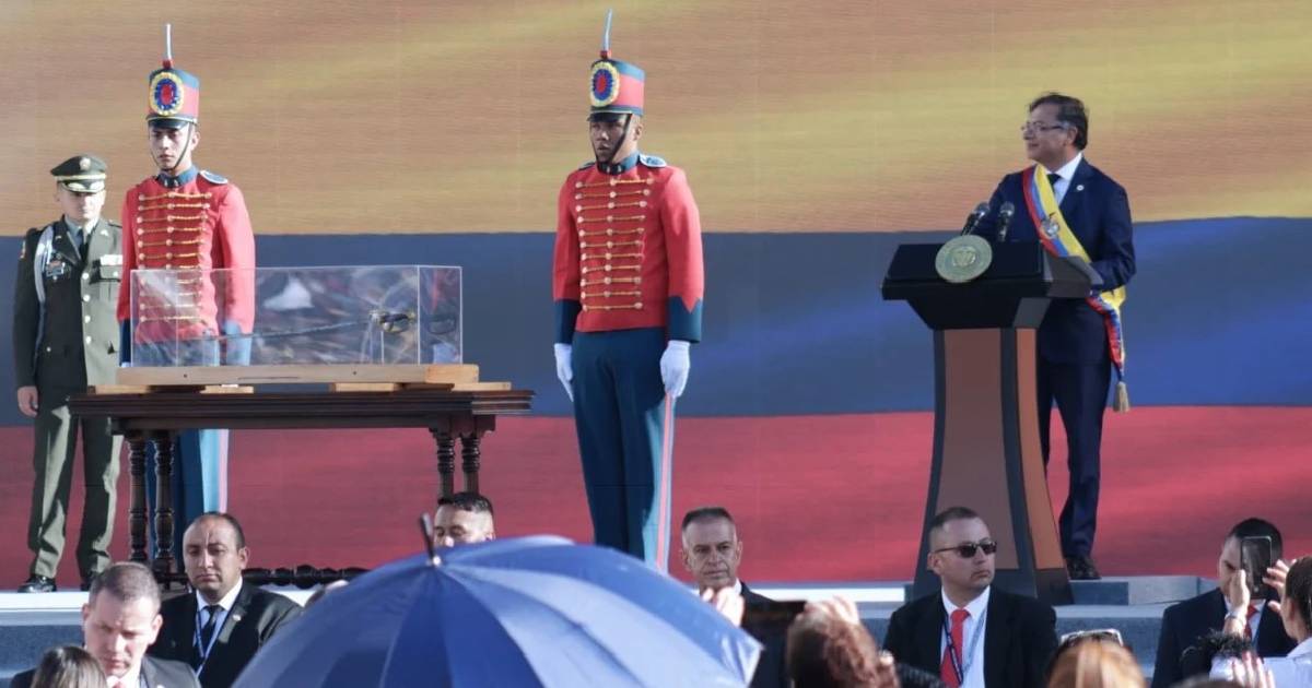 Primer acto de gobierno de Petro: ordenar a la casa militar entregarle la espada de Bolívar