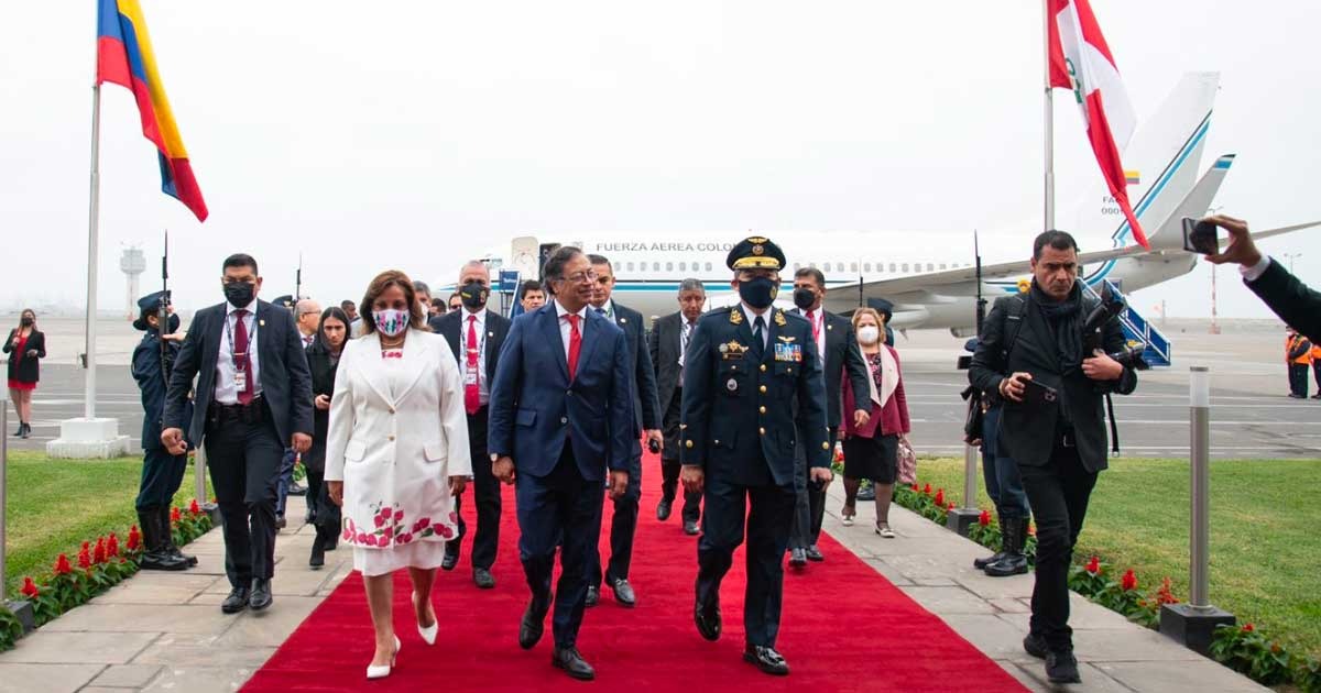 Los que Petro montó al avión presidencial para su estrenada internacional