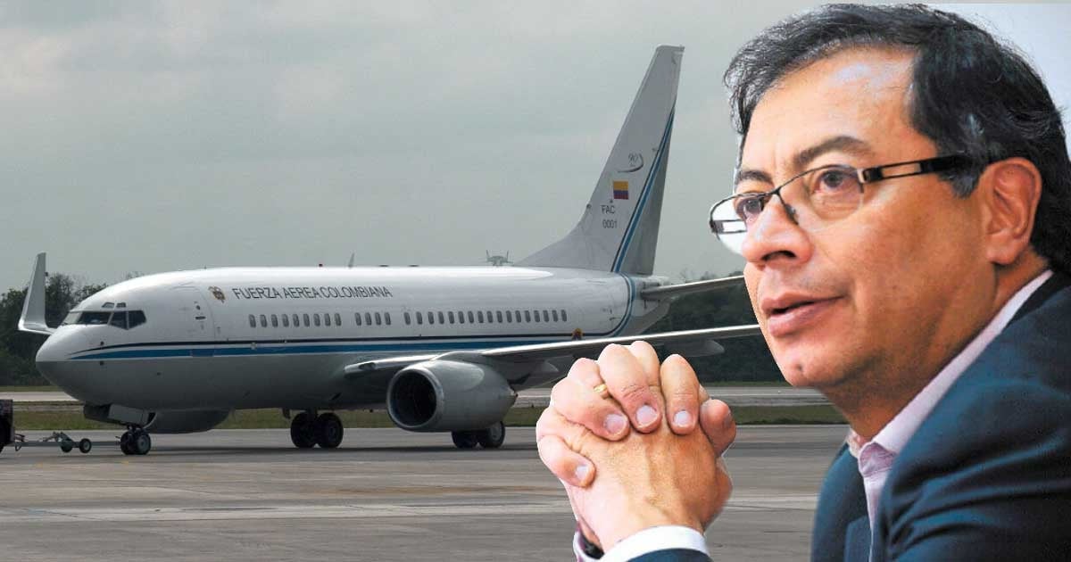 La primera subida de Petro al avión presidencial