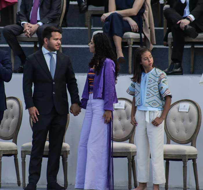 Sofía Petro vistió un pantalón y chaqueta del diseñador Diego Guarnizo con mangas bordadas por dos artesanas de Ciudad Bolívar con las frases “justicia Social y justicia ambiental”. Por su parte, Antonella Petro llevó un chaleco de tejido Wayúu firmado por el grupo paisa de Alado.