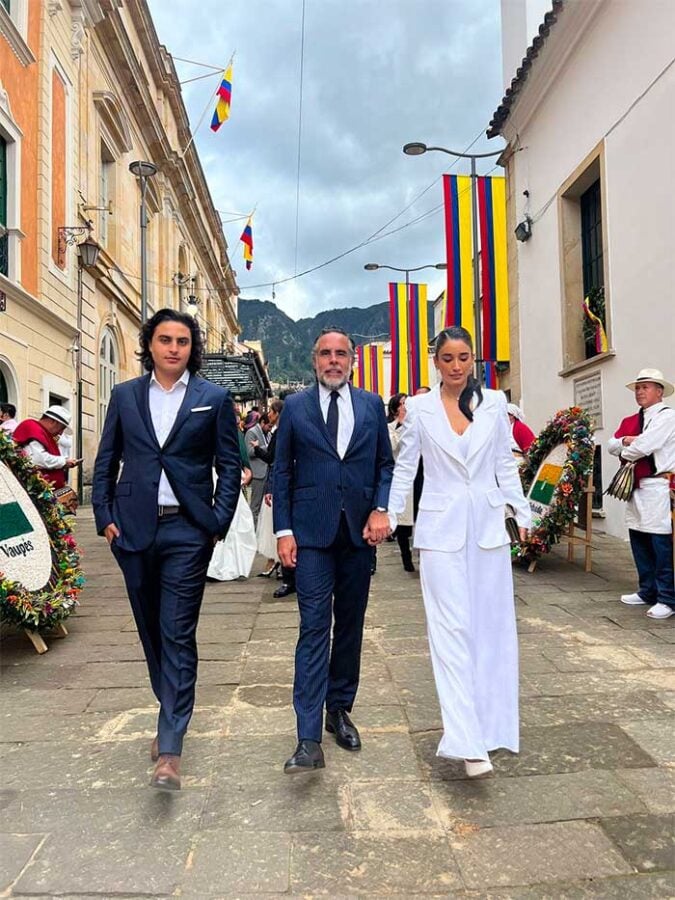 El expresidente del congreso de Colombia Armando Benedetti en compañía de su esposa Adelina Guerrero, quien lució un enterizo blanco con una chaqueta sastre de igual color. / imagen tomada de Twitter.