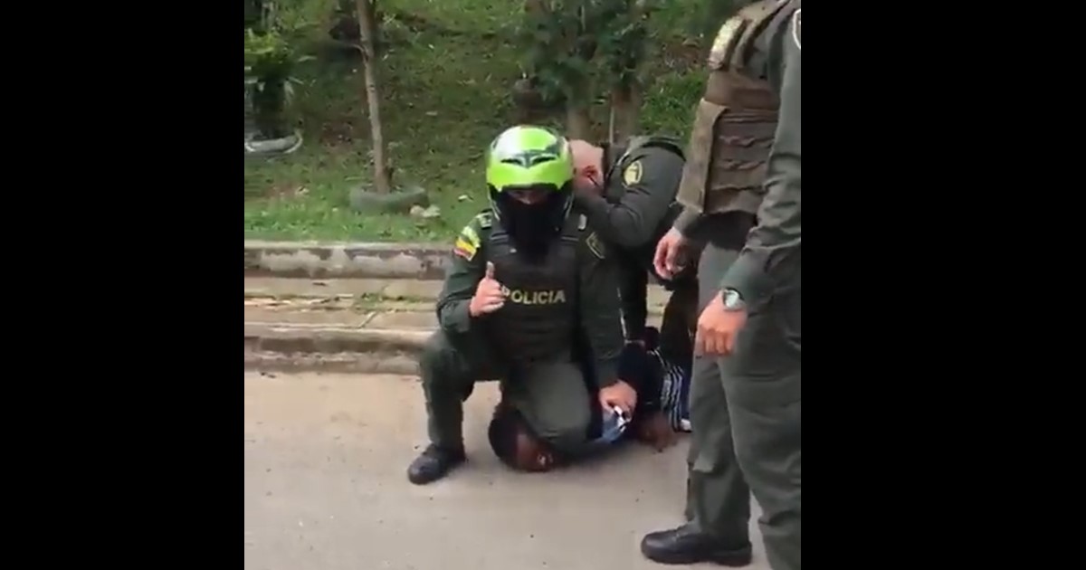 El infame ataque a un hombre por parte de un Policía que hasta posó para la foto mientras lo torturaba