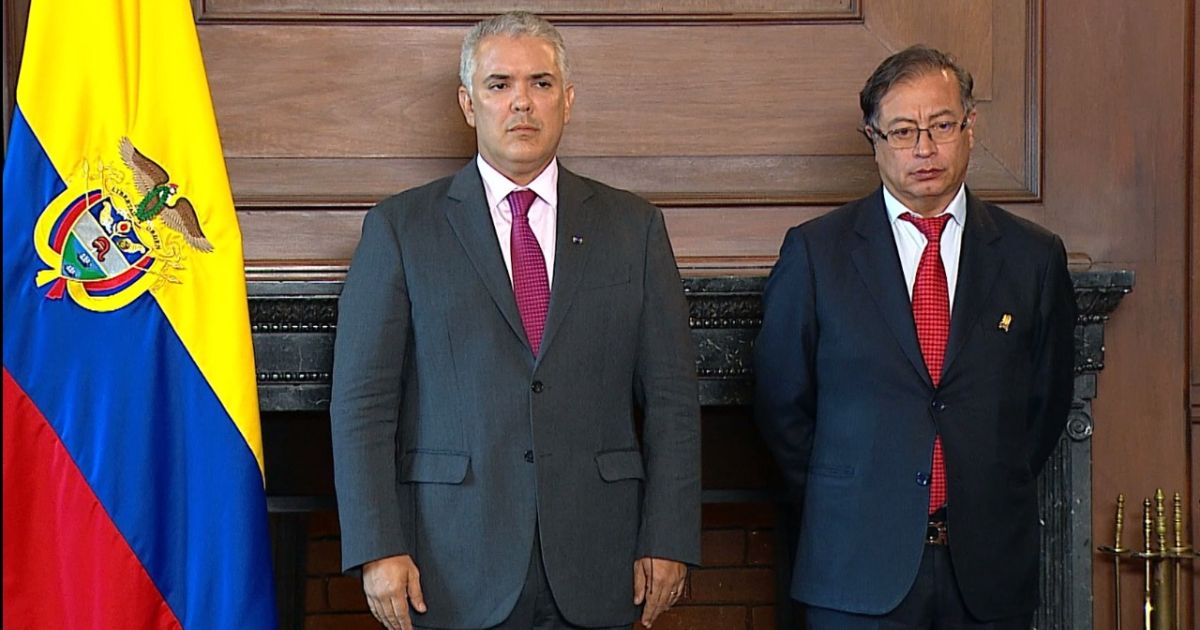 Con frialdad extrema Duque condecoró al presidente electo Petro