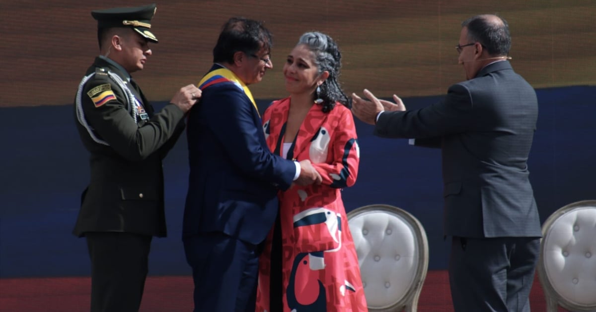 María José, la hija del comandante del M-19 Carlos Pizarro, colocó la banda presidencial
