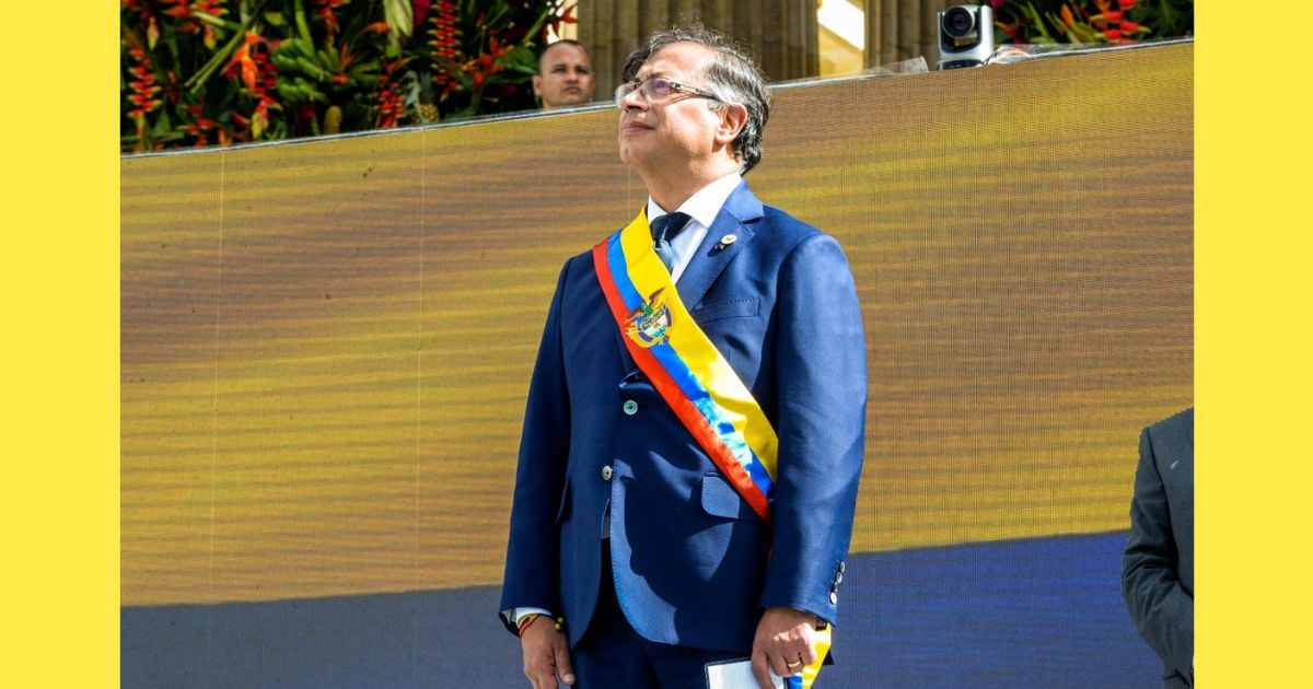 Un pueblo expectante bajo el cielo radiante de un 7 de agosto