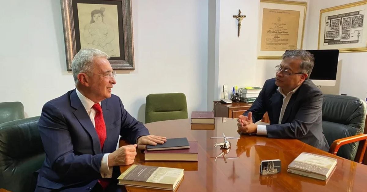 Petro y Uribe: de sacarse los trapitos al sol en el Senado a abrazarse como viejos amigos