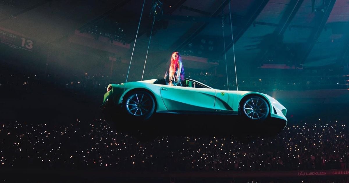 El millonario Ferrari volador que Karol G vive presumiendo en sus conciertos