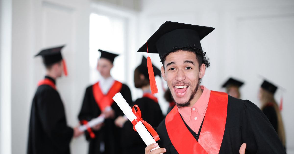 Las instituciones educativas no se han enterado de que las mayúsculas llevan tilde