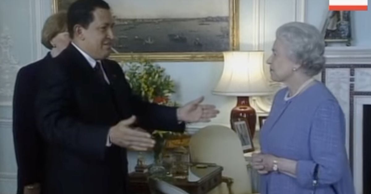 El día que Hugo Chávez quiso tocar indebidamente a la reina Isabel II