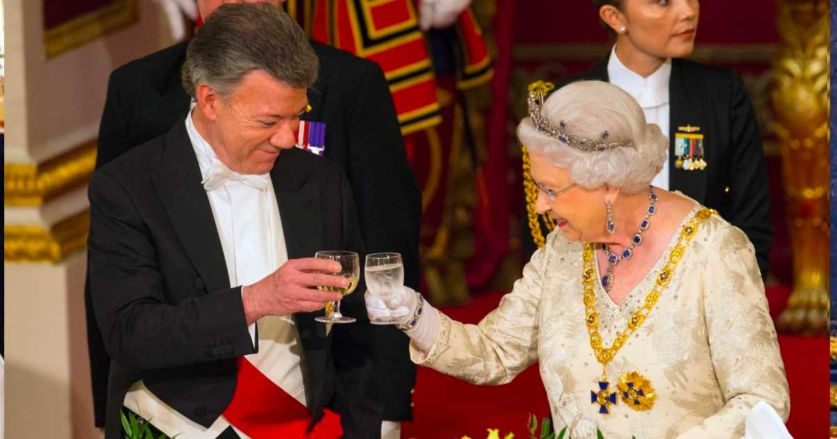 Cuando Juan Manuel Santos semidesnudo estuvo a punto de estrecharle la mano a la reina Isabel II