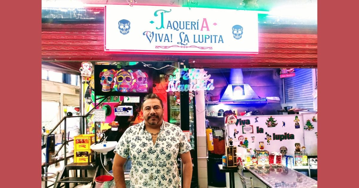 El locutor mexicano que hace historia vendiendo tacos en la Plaza de Mercado de Paloquemao