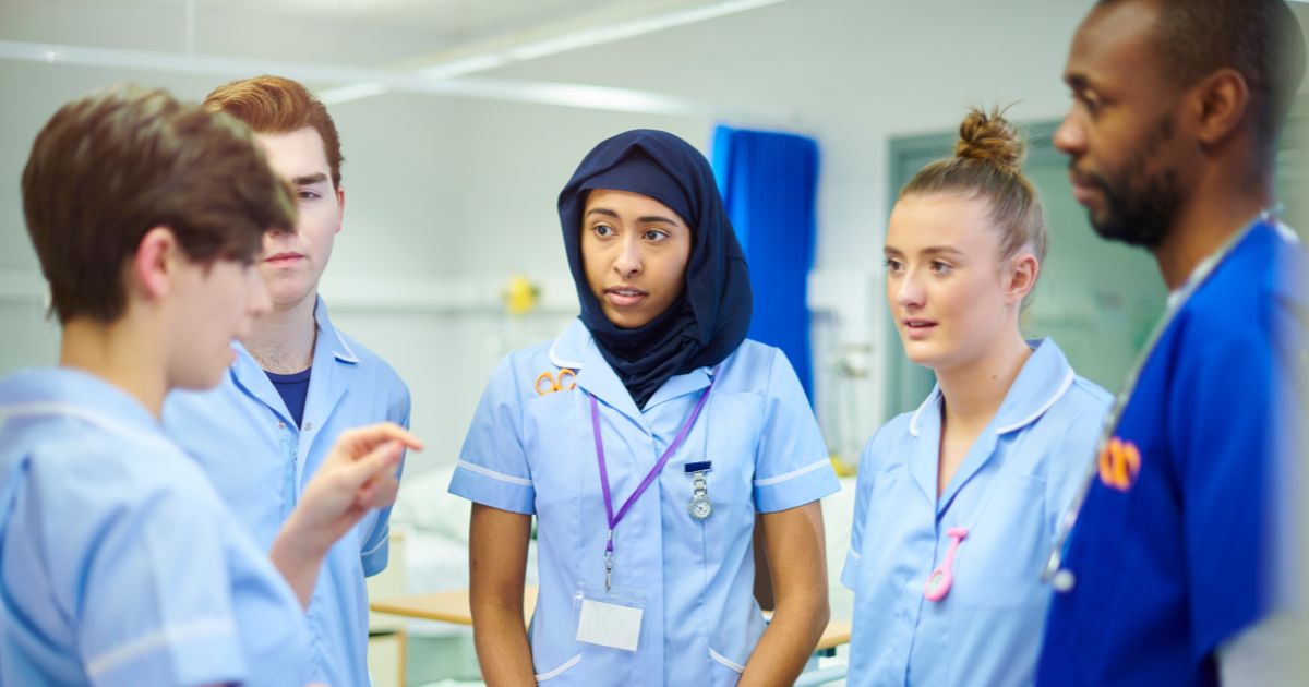 Lo mal que le pagan a los enfermeros después de salvar vidas en la pandemia