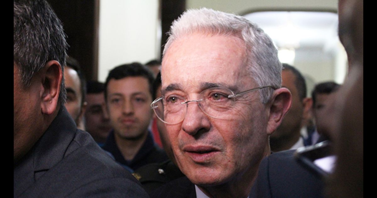 La nueva perla de Uribe: echarle agua sucia a las Farc por las masacres y hacerse el de la vista gorda