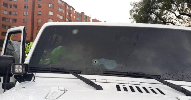  - Sicarios sin piedad en Bogotá disparan a camioneta de alta gama dejando a un hombre y a un niño de 7 años heridos