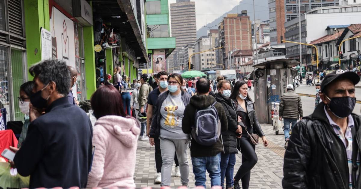 ¿Por qué el dinero alcanza cada vez para menos en Colombia? La segunda moneda más devaluada de la región