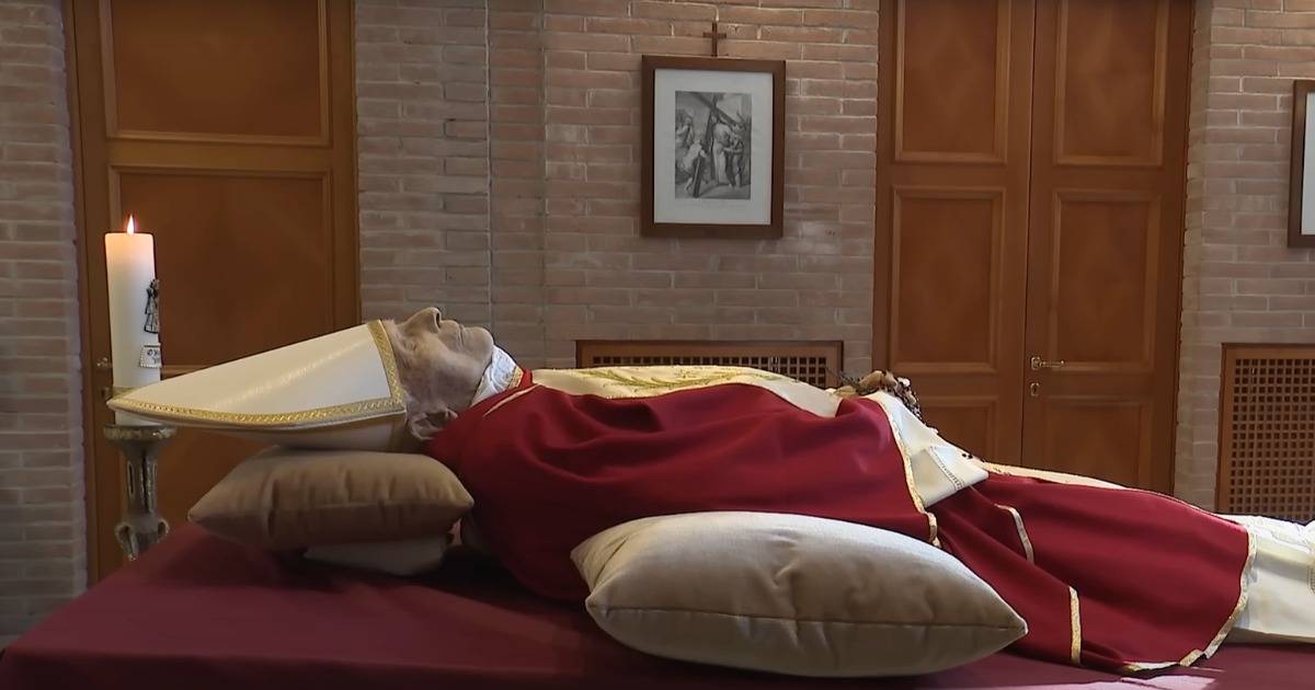 Primeras imágenes de los restos mortales del Papa Benedicto XVI