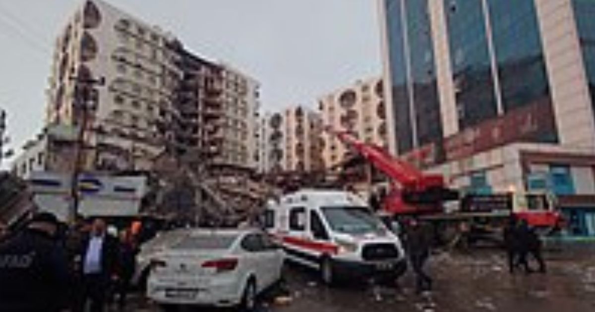 ¡Terremoto 7,8, 1.500 muertos!