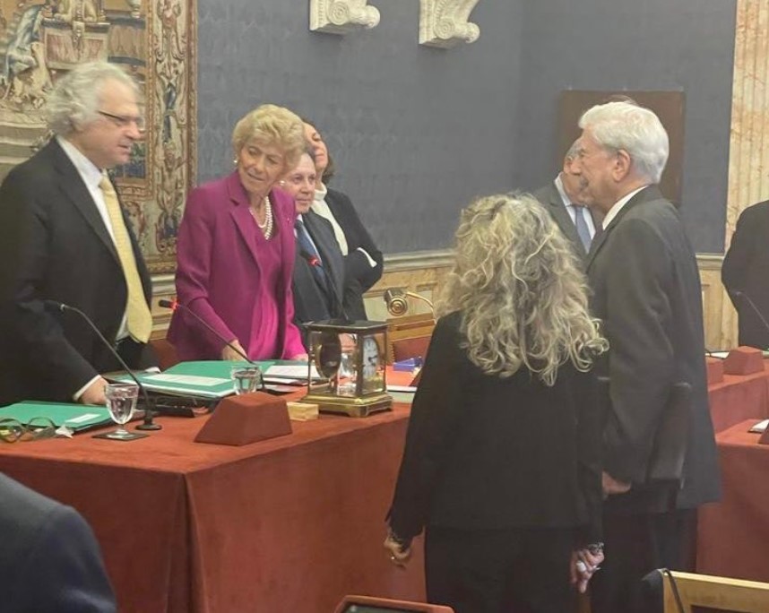 Mario Vargas Llosa, aislado del mundo se prepara para subir a la cumbre: la Academia Francesa - -- Las2orillas - Mario Vargas Llosa, aislado del mundo se prepara para subir a la cumbre: la Academia Francesa