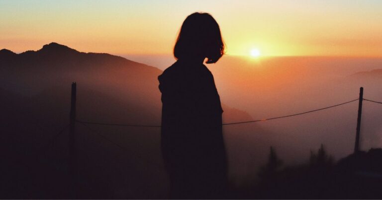 Silhouetted person standing on a hillside at sunset, facing a hazy valley with a rope fence in the foreground. - Olvidada y pidiendo limosna: El mal momento de recordada presentadora la televisión colombiana