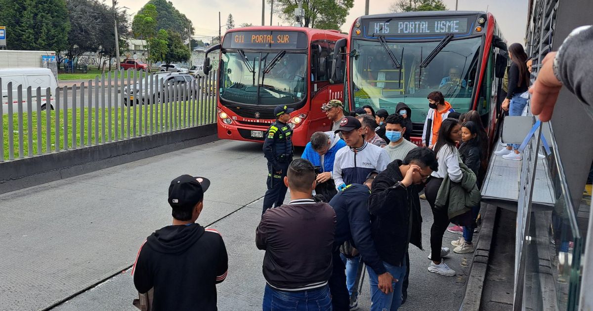 ¿Igual que en el colegio? joven fue robada en Transmilenio y requisaron las maletas de los pasajeros