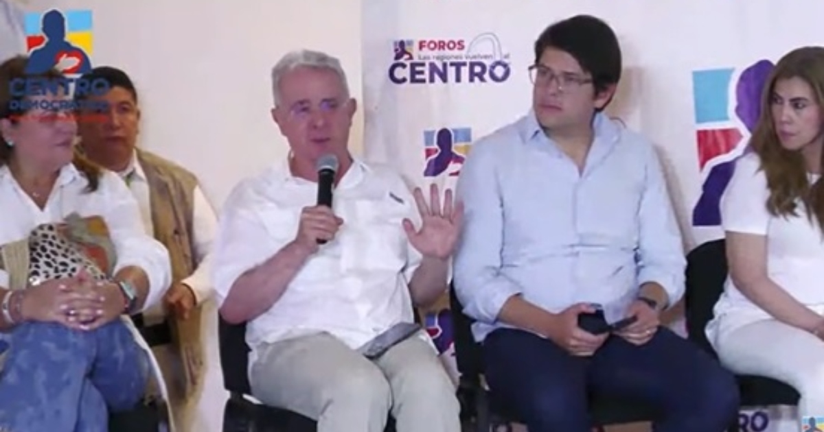 Álvaro Uribe levanta la voz fuerte para defender a Gustavo Petro