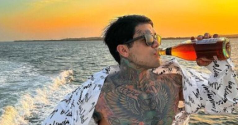 Yeferson Cossio dando plata - ¿Otro que se cree narco? A lo Epa Colombia, Yeferson Cossio regaló plata en la calle