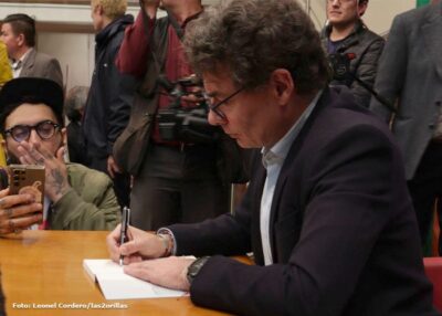 Atrás quedó el poder de Alejandro Gaviria: presentó su libro con sus seguidores - -- Las2orillas Alejandro Gaviria firmando