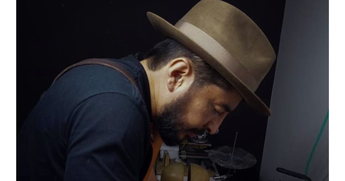 Andrés Delgado, el médico que abandonó su profesión por el arte de hacer sombreros
