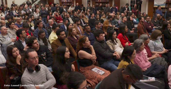 Atrás quedó el poder de Alejandro Gaviria: presentó su libro con sus seguidores - -- Las2orillas Asistentes al evento