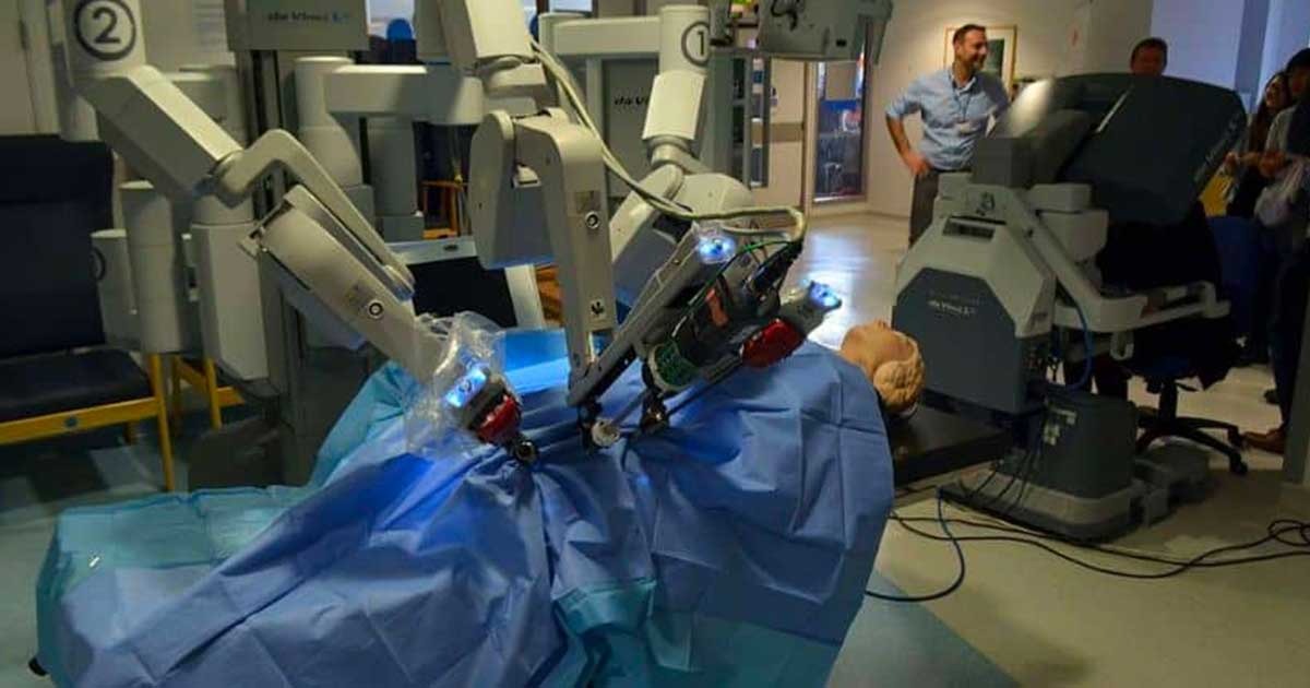 Cómo funcionan las cirugías con robots que ya se hacen en Colombia