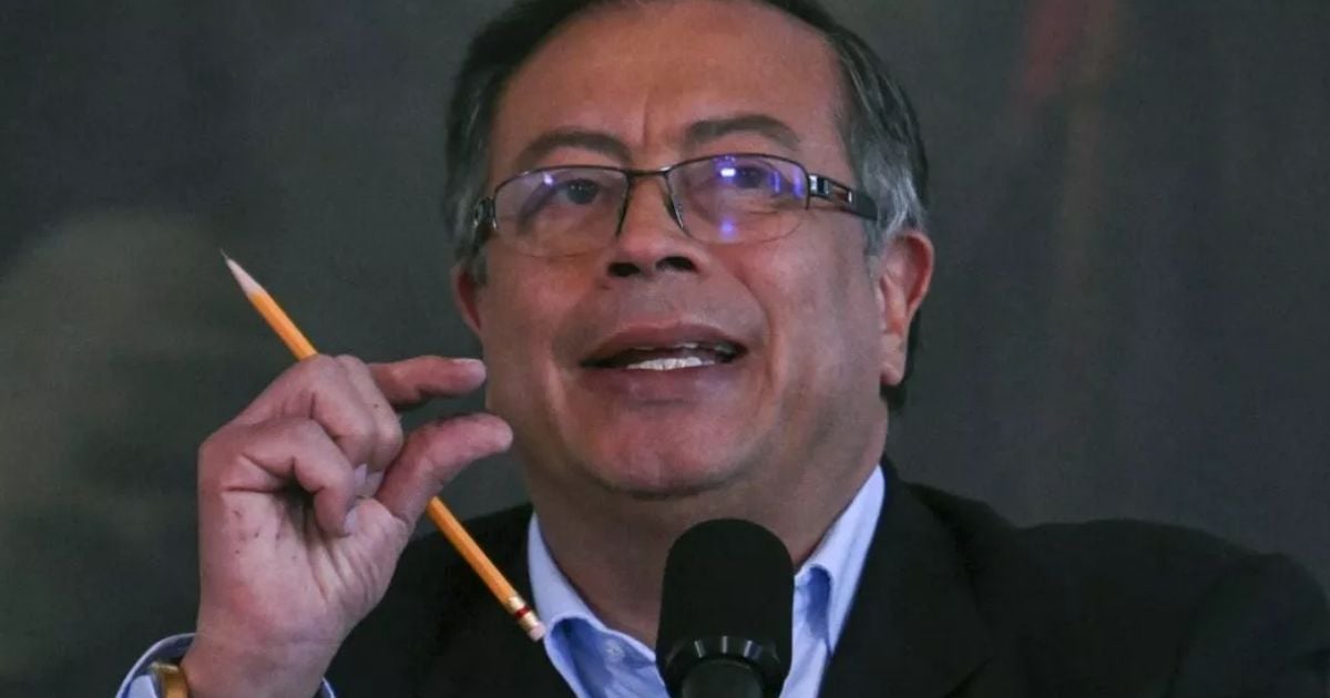 El (cada vez más) simbólico lápiz en manos de Petro